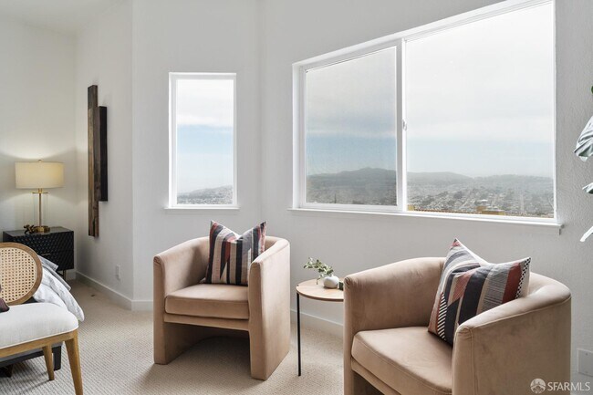 Building Photo - 628 Los Palmos Dr