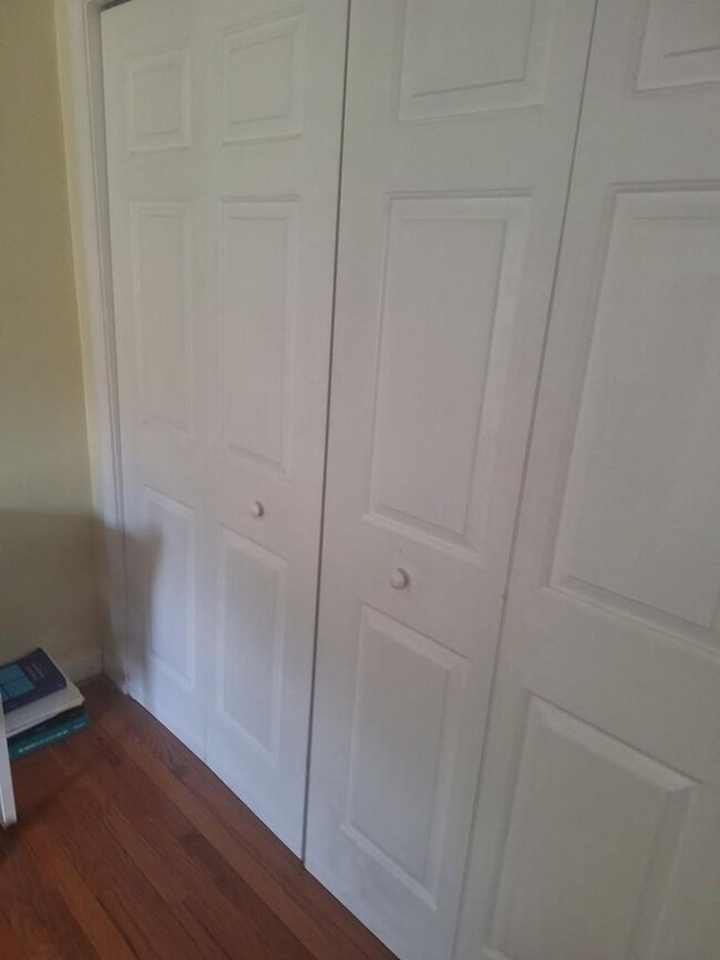 Building Photo - Large, newer, pet friendly 3 bed with all ...