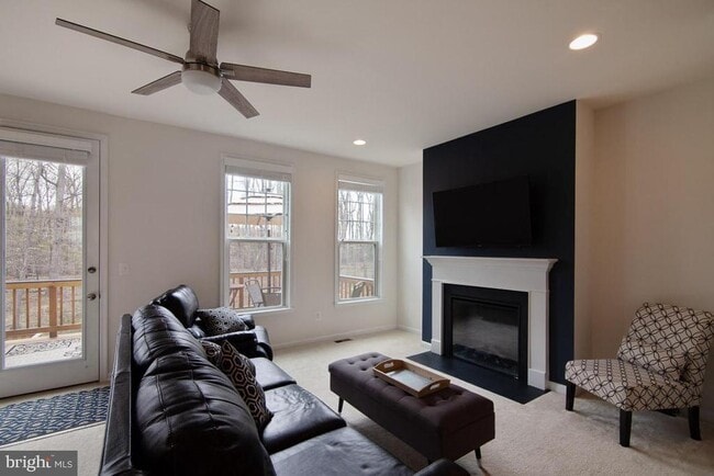 Building Photo - 136 Solara Dr
