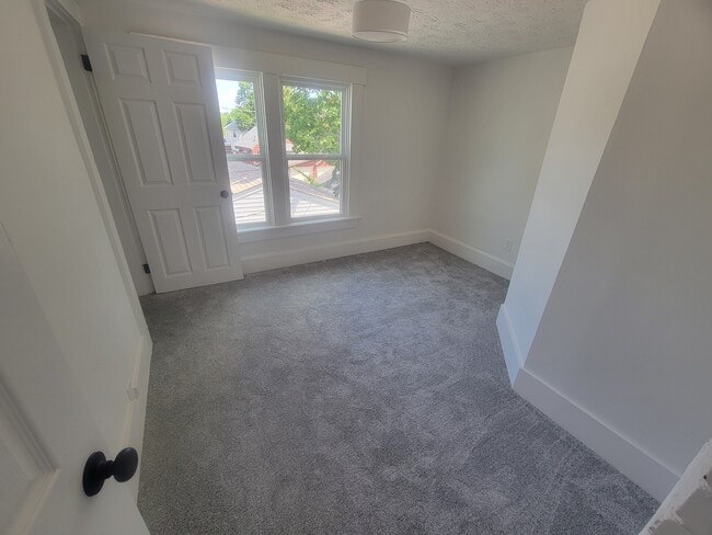 Building Photo - 1542 Thomas Ave