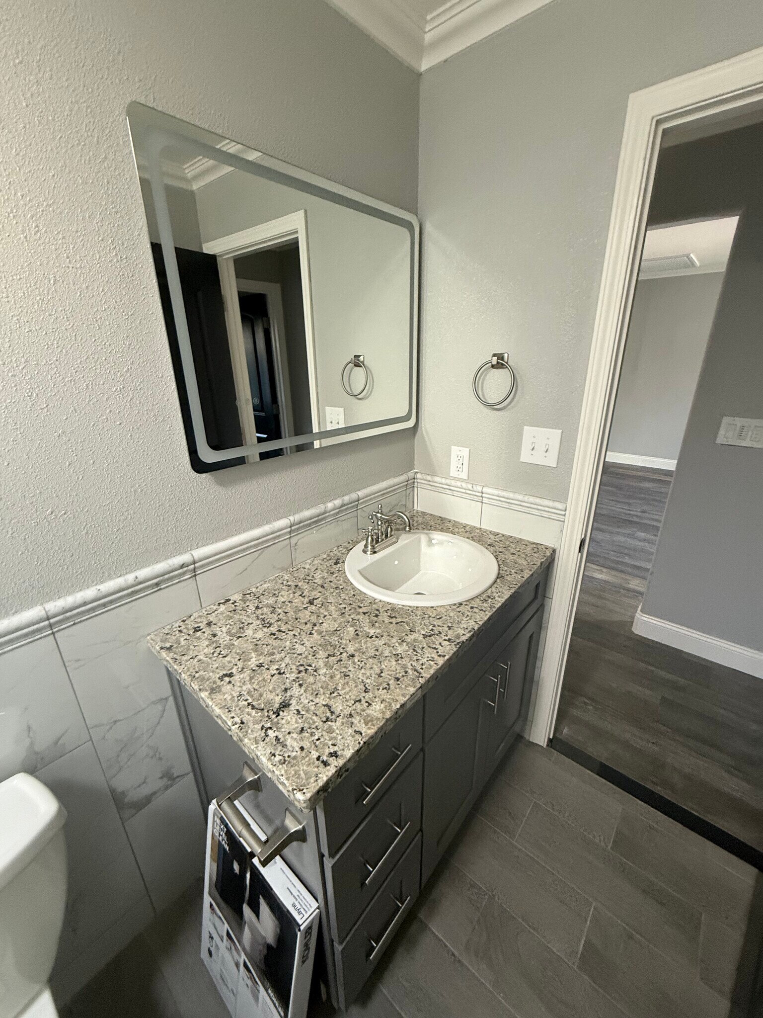 2739 Modern Bath - 2739 Wilson Ave