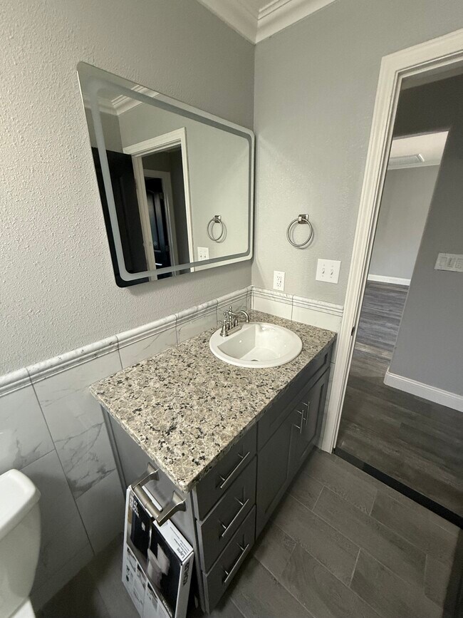 2739 Modern Bath - 2739 Wilson Ave