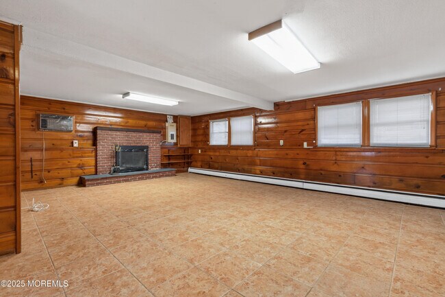 Building Photo - 150 Cloverdale Cir