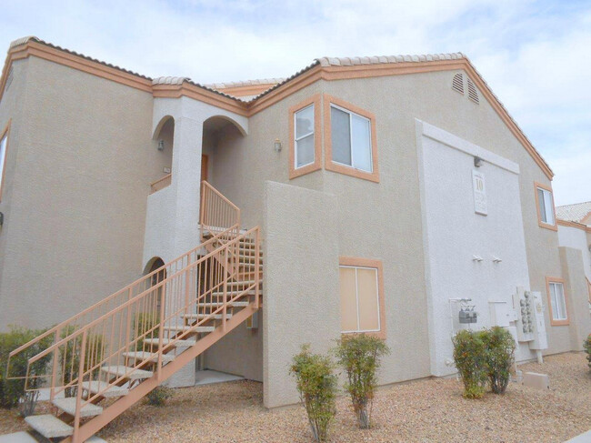 Building Photo - Spacious Condo in Gated Community