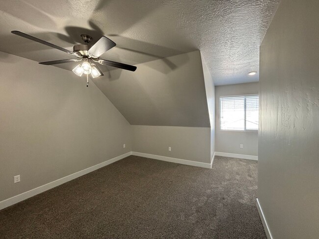 Building Photo - DARLING TWO BEDROOM TOWNHOME IN CEDAR CITY!