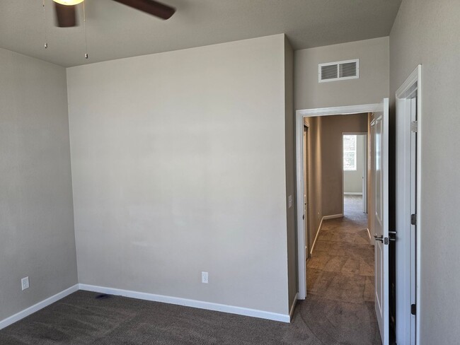 Building Photo - Townhome with great access to shopping, restauraunts and more!