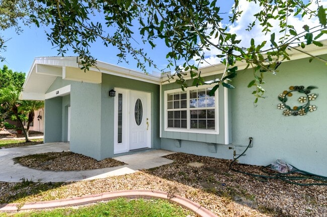 Building Photo - price drop!! PET FRIENDLY- WATERFRONT- SPACIOUS- CENTRAL LOCATION