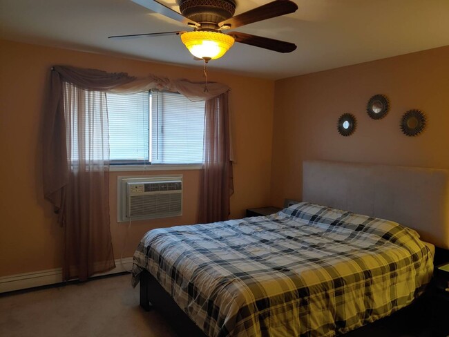 Building Photo - 2 Bedroom Condo for Rent near Cumberland Blue Line!