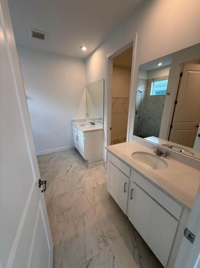 Building Photo - 13509 SW Bally Dr