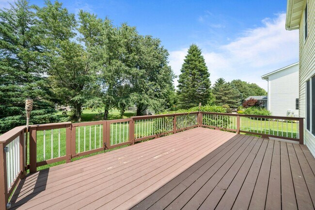 Building Photo - 406 Lakewood Dr