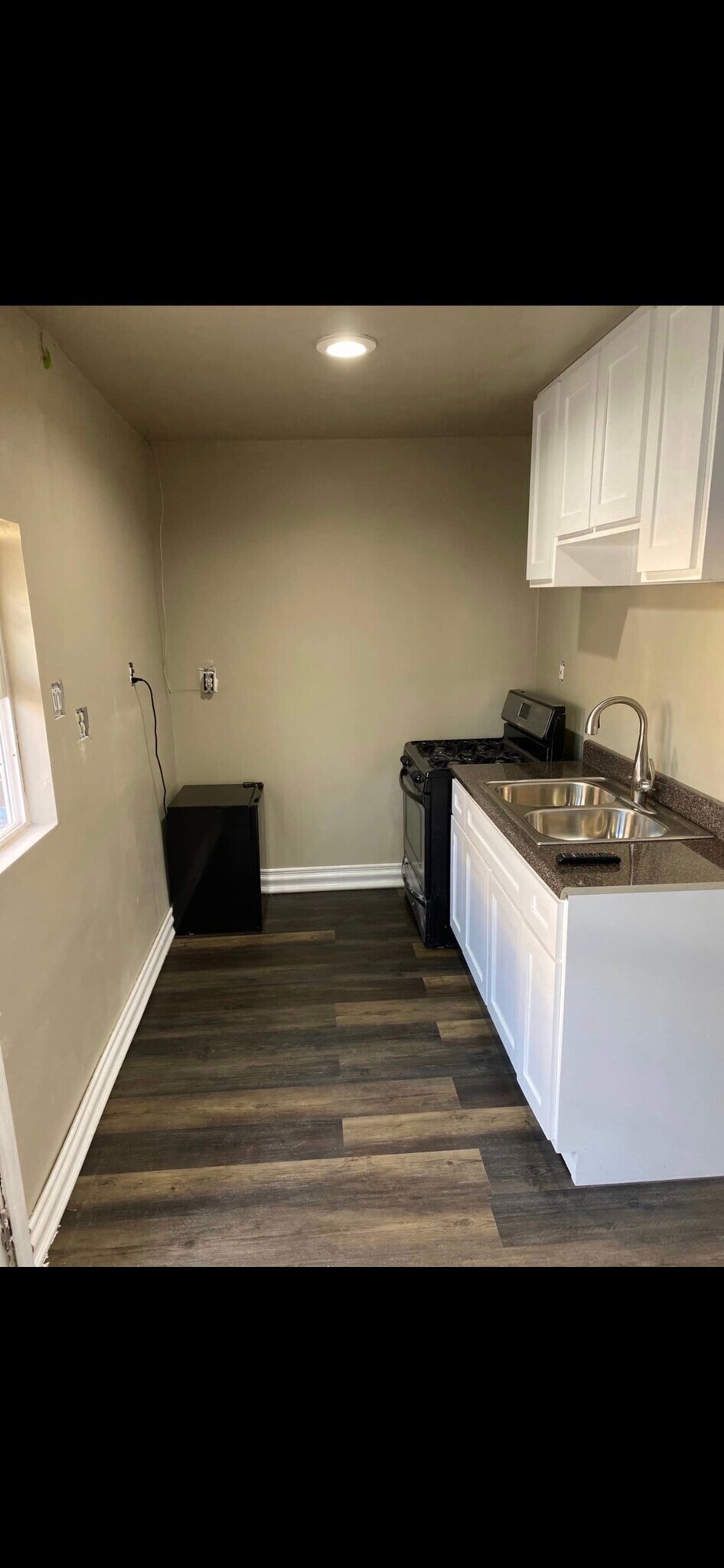 Building Photo - 2712 E Dominguez St