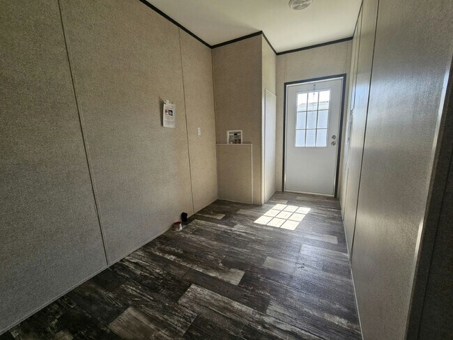 Building Photo - 6571 Hidden Oaks Dr