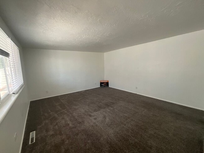 Building Photo - 718 30th St