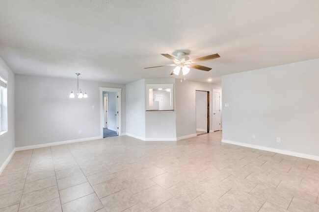 Building Photo - 2307 Traverse Dr
