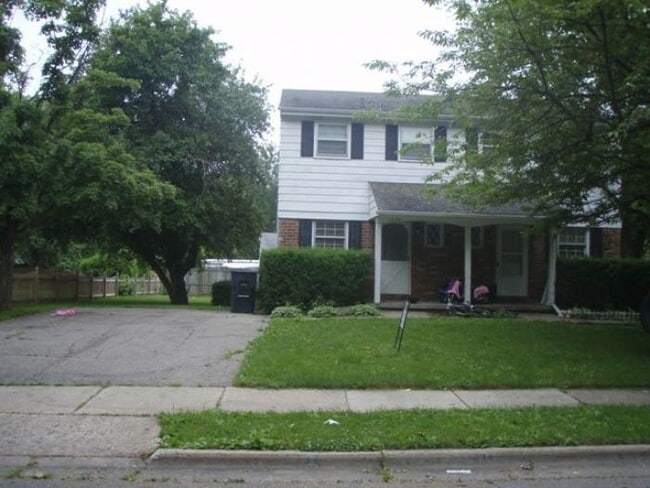 Building Photo - 1634 Greencrest Ave