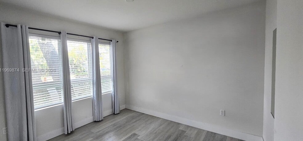 Building Photo - 2535 NE 193rd St