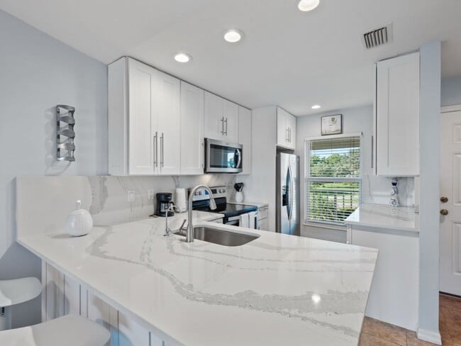 Building Photo - 1175 Mainsail Dr