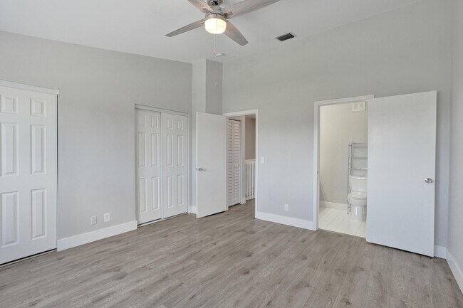 Building Photo - 9913 NW 57th Manor