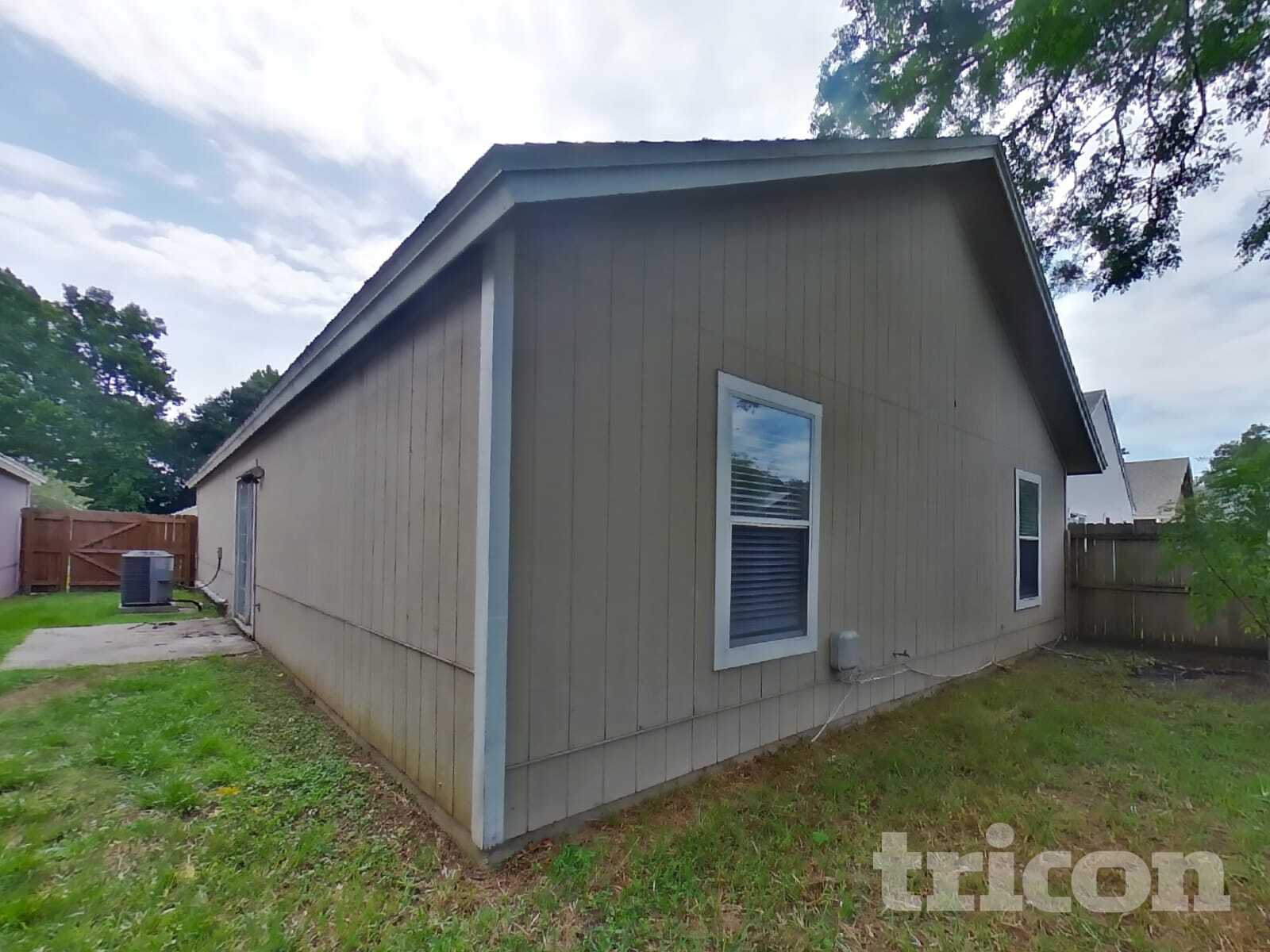 Building Photo - 1854 MacKenzie Ct N