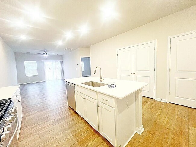 Building Photo - 7 Vine House Dr