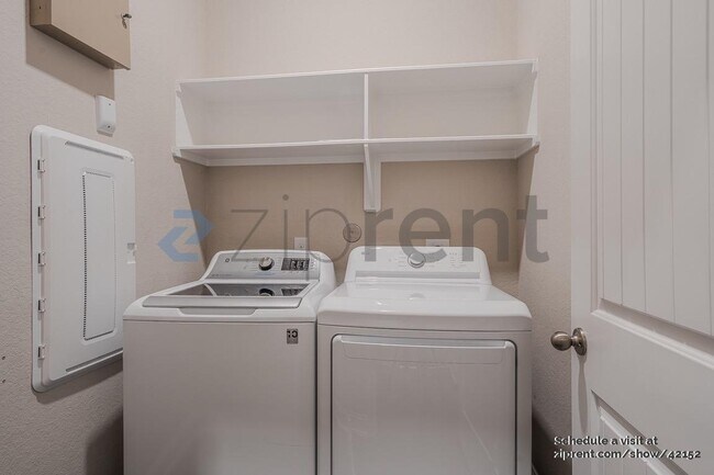 Building Photo - 18818 Lake Ridge Dr