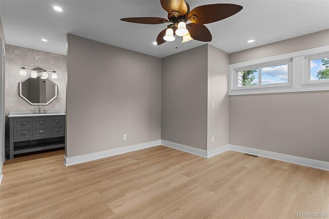 Building Photo - 6552 Orion Rd