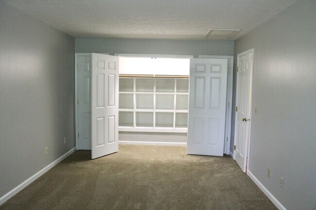 Building Photo - 736 Woodland Dr