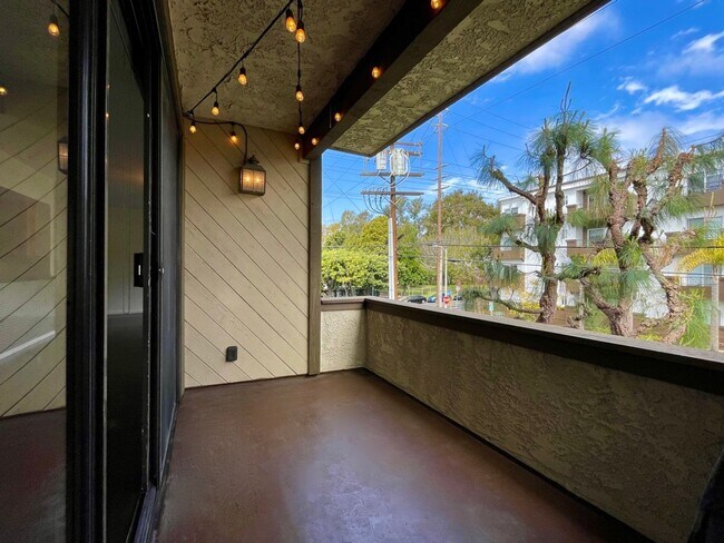 Building Photo - Spacious 2 Bedroom 2 Bath Condo in West LA