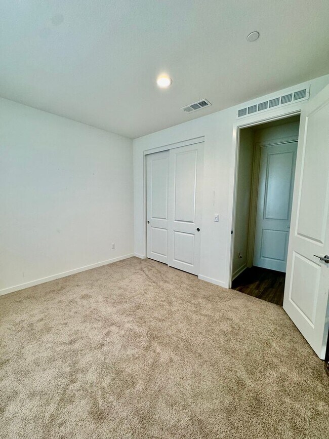 Building Photo - 5 Bedroom Home for Rent in Winchester