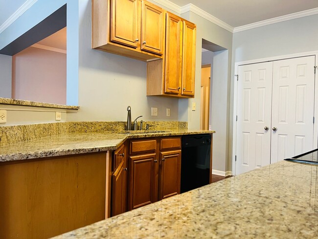 Building Photo - HOA community, swim/tennis, 2 bed, 2bath, ...