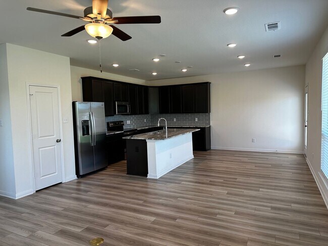 Building Photo - 4 bed 3 bath new build in the Lakes at University Place