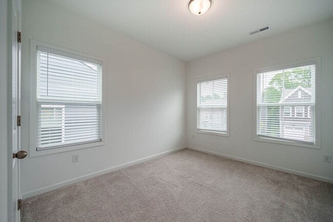 Building Photo - 838 Oak Center Dr