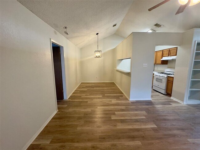 Building Photo - 112 S Mockingbird Ln