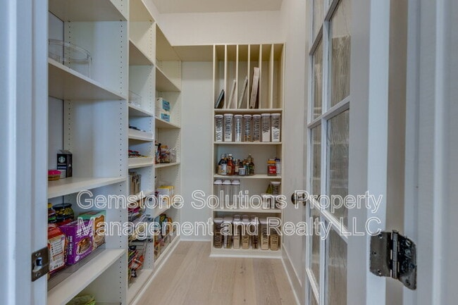Building Photo - 1806 Burland Cres