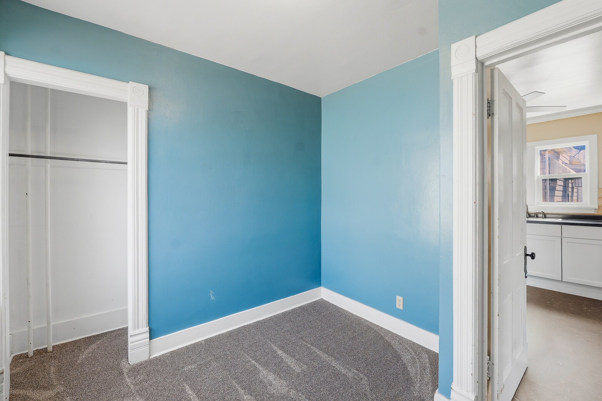 Building Photo - 418 S Spring St