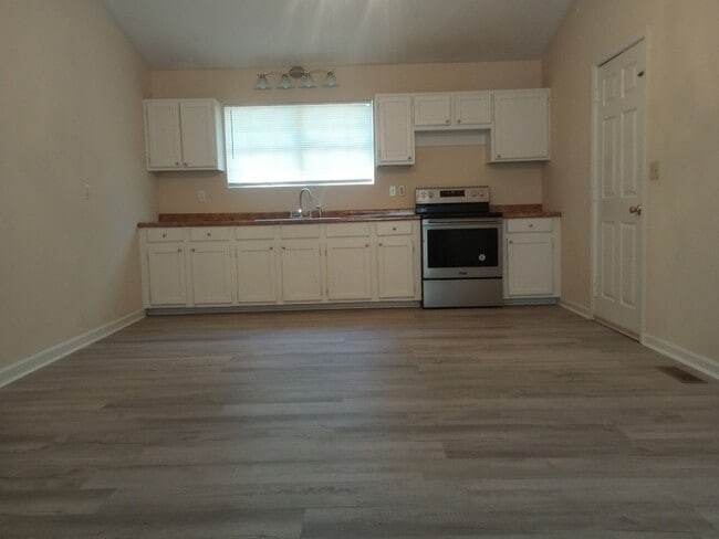 Building Photo - 3 Bedroom 2 Bathrooms