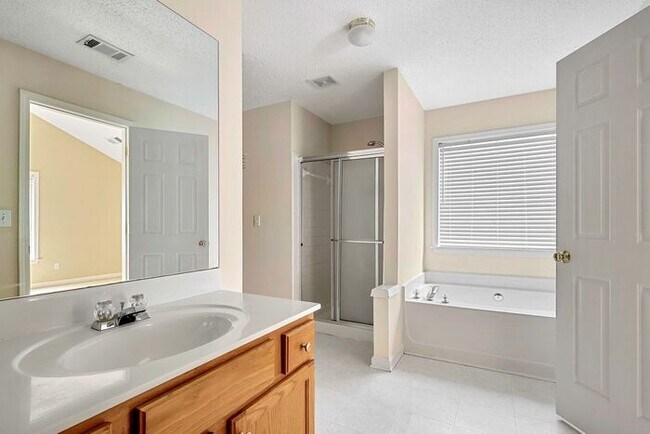 Building Photo - 3325 Ridgefair Dr