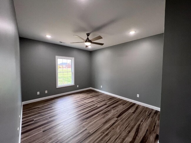 Building Photo - Twin Oaks Drive