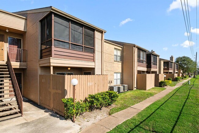 Primary Photo - 10555 Turtlewood Ct