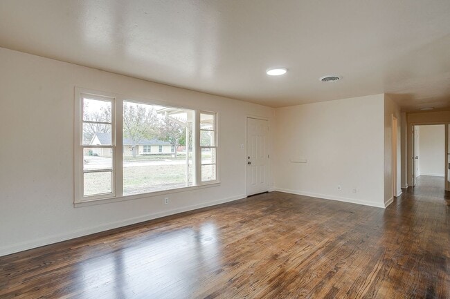 Building Photo - Ready for New Tenants- 3 Bedroom, 1.5 Bath in NRH- Birdville ISD- 76108