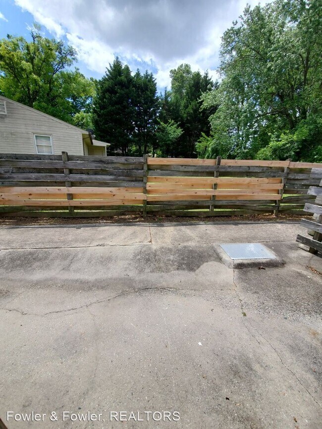 Building Photo - 1613 Long St