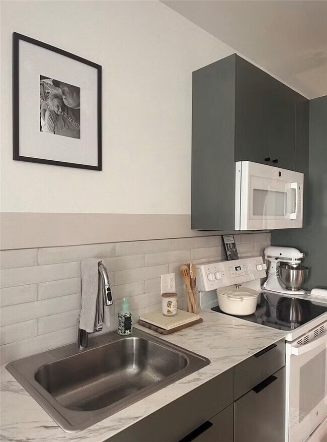 Building Photo - 30 W Broad St