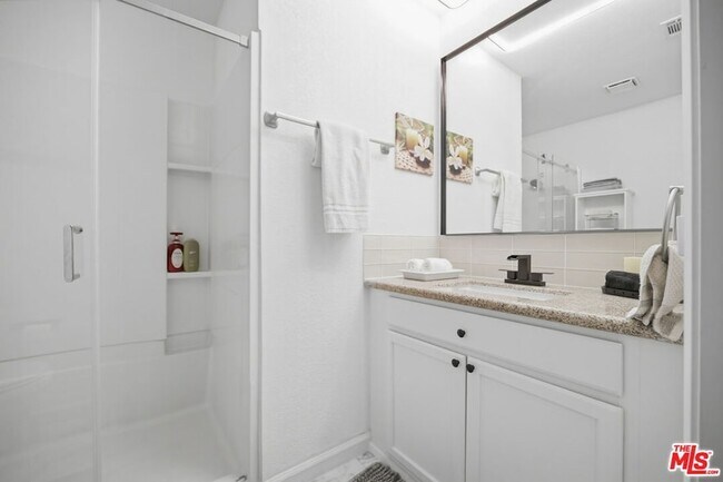 Building Photo - 52275 Avenida Vallejo