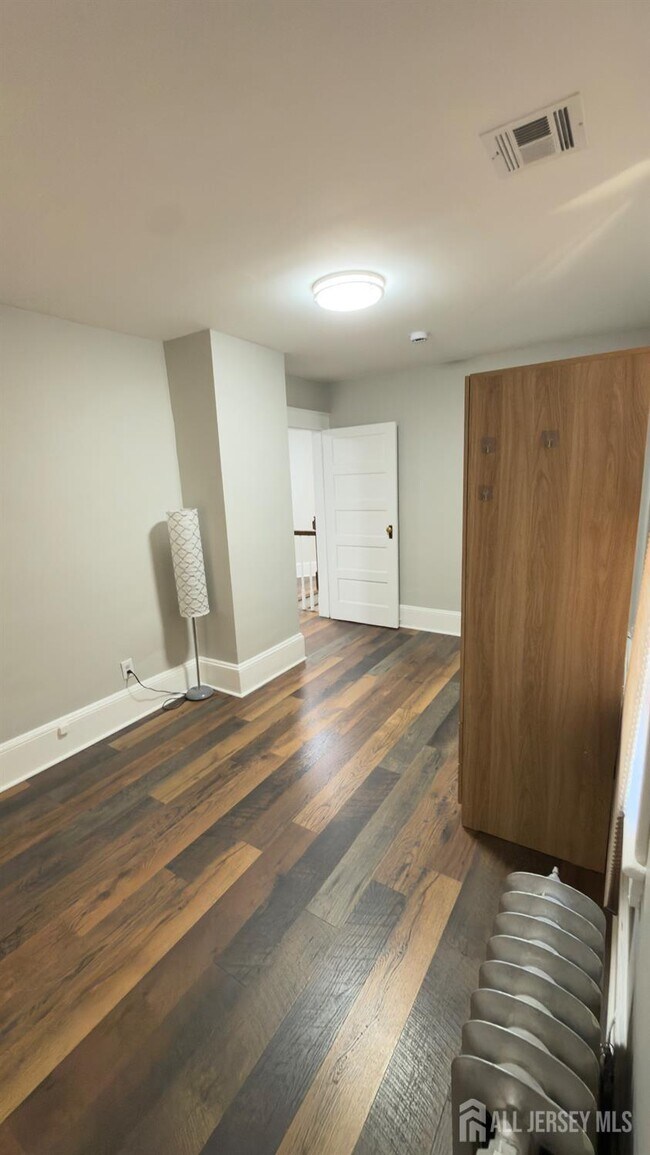 Building Photo - 55 Suydam St