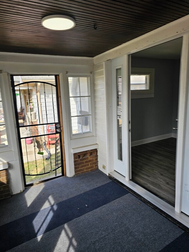 Building Photo - 703 N Gladstone Ave
