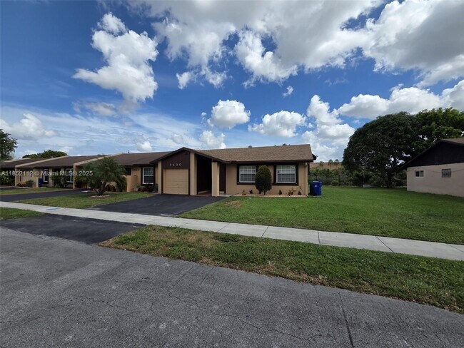 Building Photo - 9430 S Meadows Cir