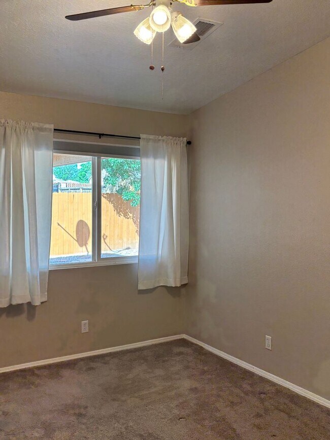 Building Photo - Charming 2 Bed, 2 Bath Home in Rio Rancho