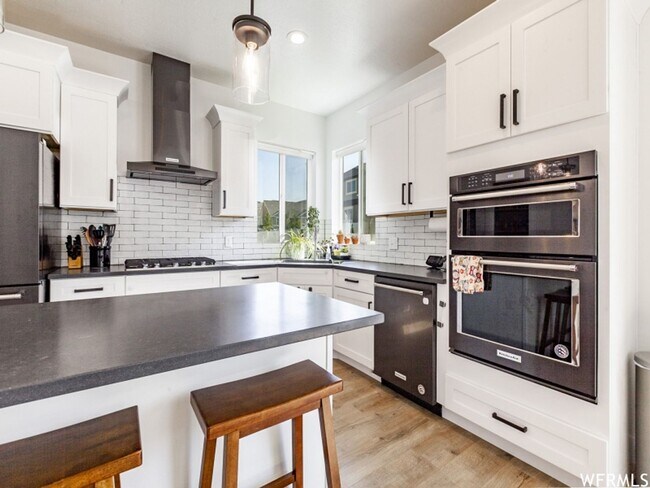 Building Photo - Spacious Open Floor Plan Available Soon!