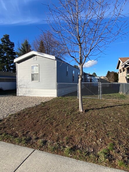 Building Photo - 2099 W Plymouth Cir