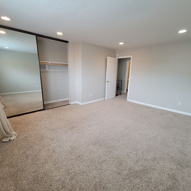 Building Photo - Live and Love this Coastal Condo in Del Ma...